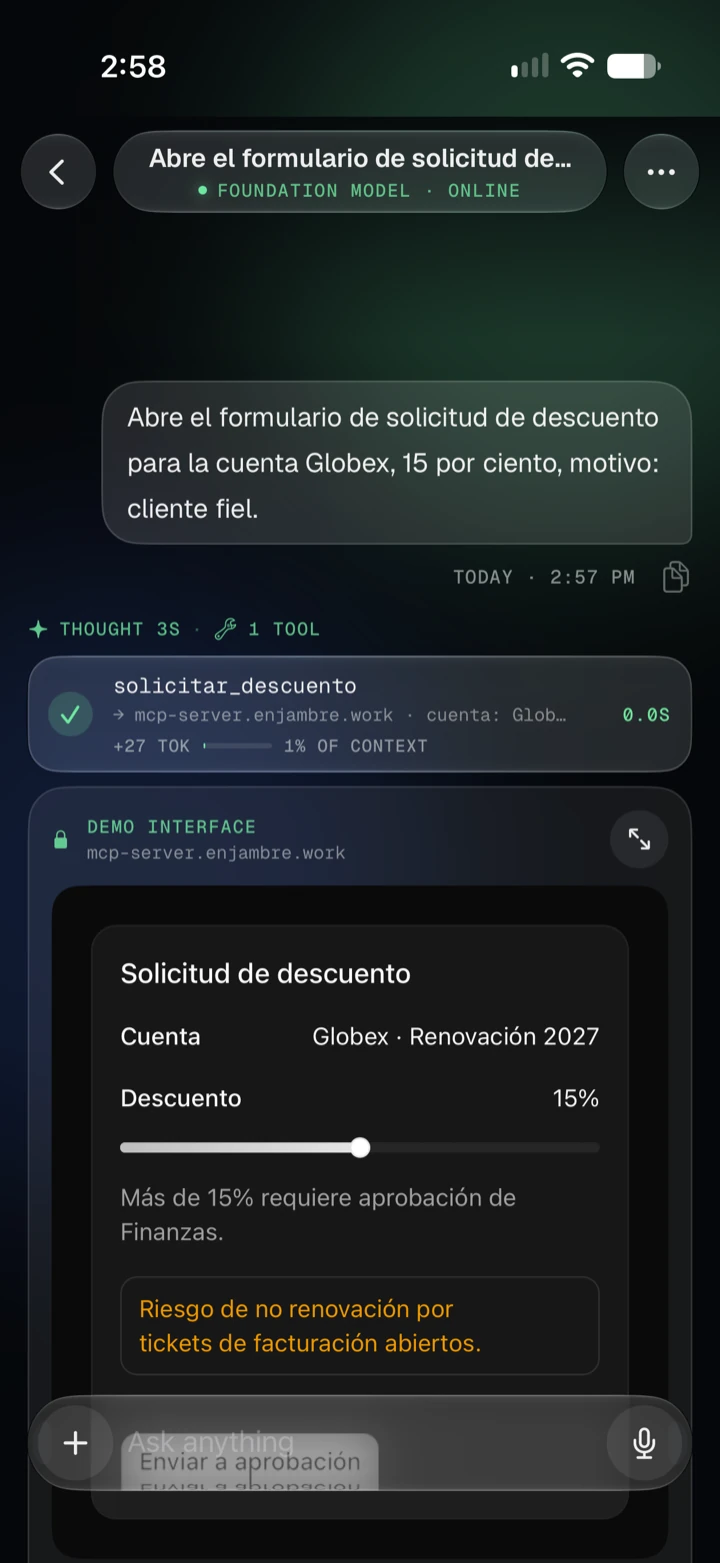 An MCP app inside the chat: after the model calls the solicitar_descuento tool, a discount request form for the account Globex shows a 15% discount slider and a risk warning. (Mint theme)